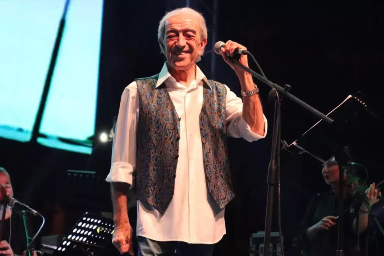 Ünlü sanatçı Edip Akbayram hayatını kaybetti.