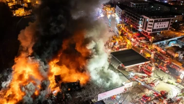 İstanbul'da Büyük Yangın 20 İlçeden İtfaiye Ekibi Müdahale Ediyor...